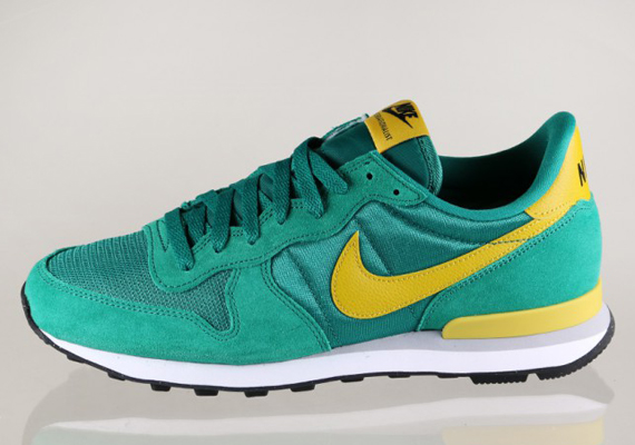 Nike Internationalist - Mystic Green - Gold Loden