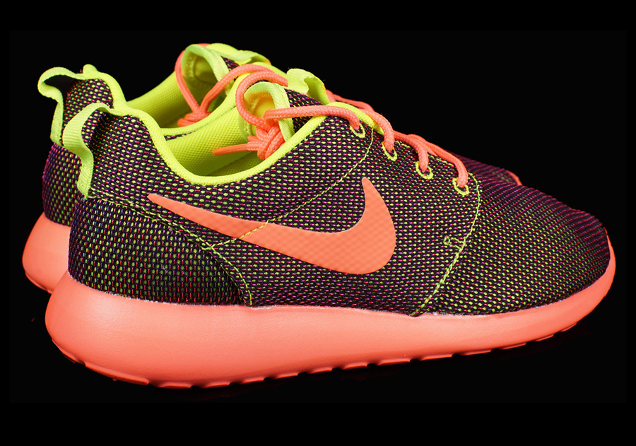 Nike Wmns Roshe Run Volt Bright Mango Hyper Pink 02