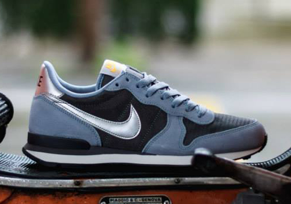 Nike Internationalist - Medium Ash - Metallic Silver