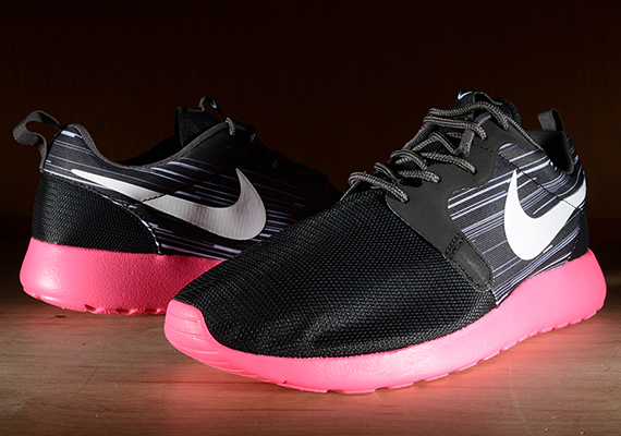 Nike Roshe Run Hyp Black Challenge Pink 3