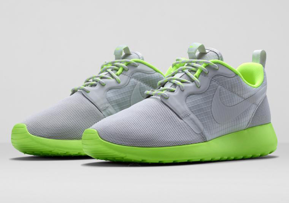 Nike Womens Roshe Run Hyp Light Bone Volt 01