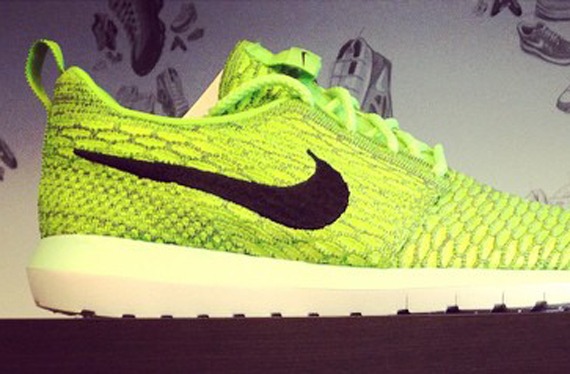 Nike Flyknit Roshe Run Volt