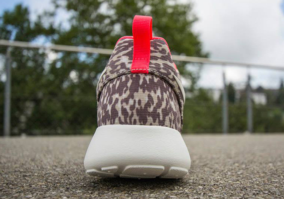 Nike Roshe Run Print Orewood Brown Hyper Punch 01