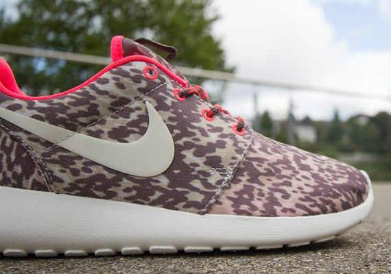 Nike Women's Roshe Run Print - Lite Orewood Brown - Sail - Hyperpunch