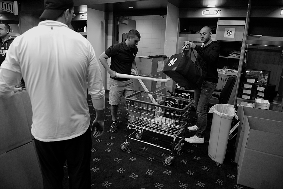 Derek Jeter Cleans Out Locker 04