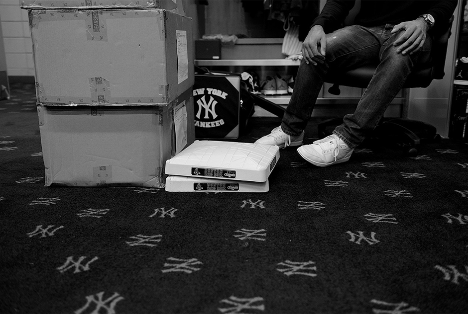 Derek Jeter Cleans Out Locker 05