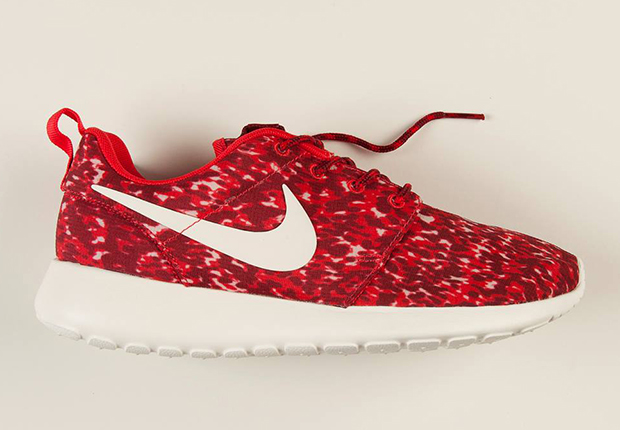 Nike Women's Roshe Run Print - Red - Sail