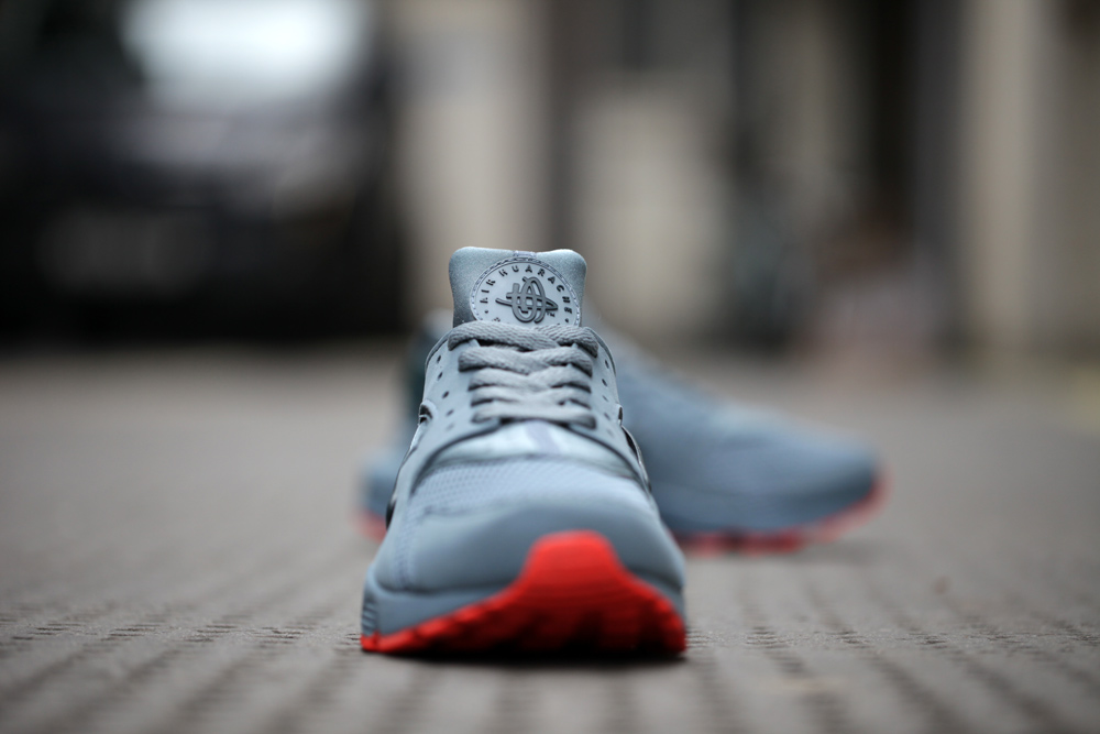 Nike Air Huarache Fb Graphite Classic Charcoal Bright Crimson 02