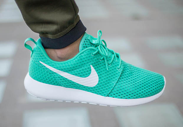 The OG "Calypso" Color Returns To A New Nike Roshe Run
