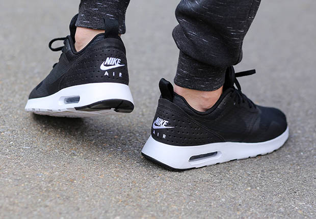 nike-air-max-tavas-black-white-4
