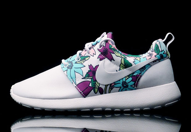 Nike Roshe Run Bold Berry Print Floral 1