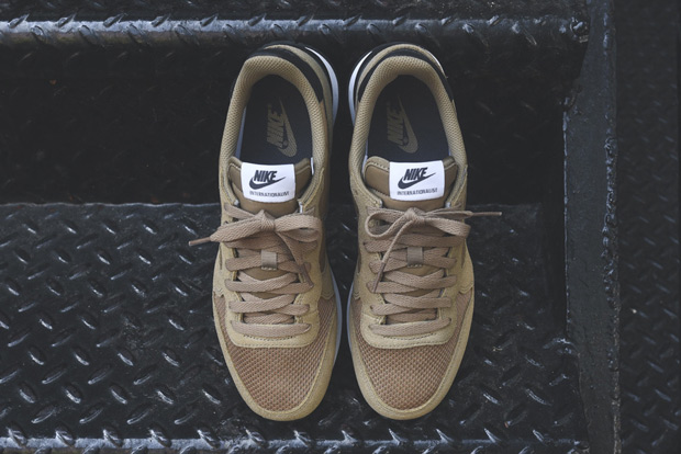 Nike Internationalist Hay Black White Dark Grey 2