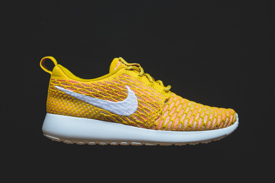 Nike Flyknit Roshe Run Gold Wmns 01