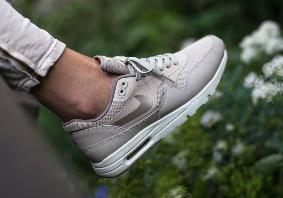 Nike Wmns Air Max 1 Ultra Essentials String Iron Metallic Gold 1