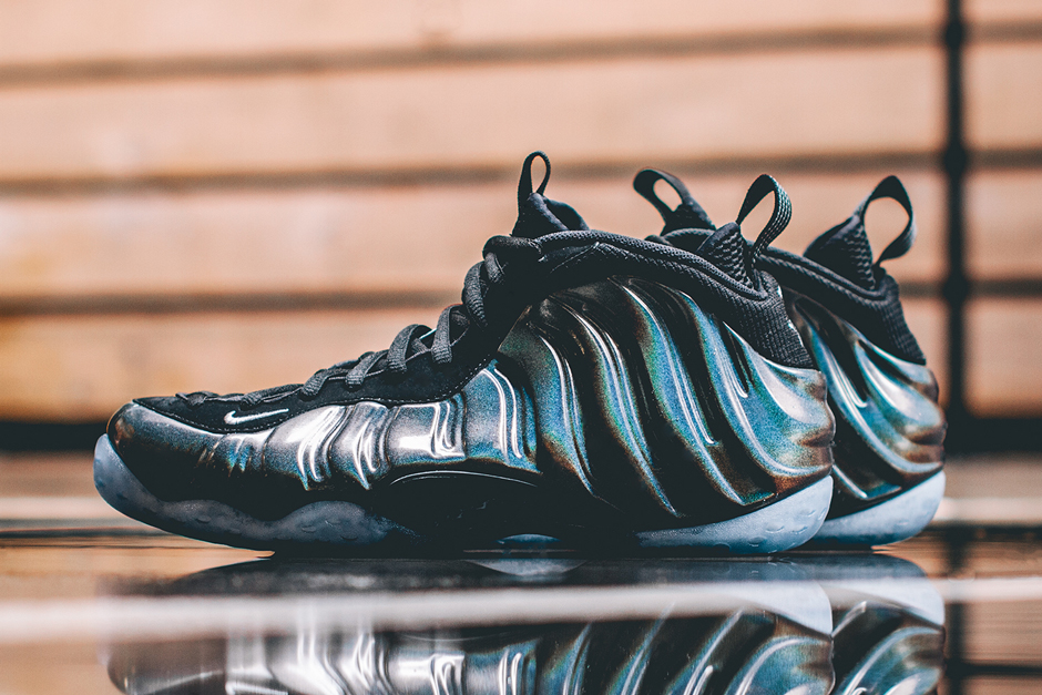 nike-air-foamposite-one-hologram-release-this-weekend-02