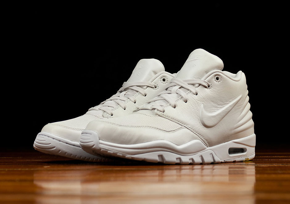 All White Nike Entertrainer 01