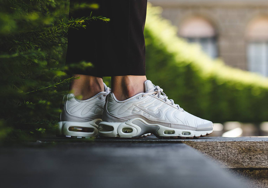 Nike Wmns Air Max Plus Premium Satin Light Bone Gum 1