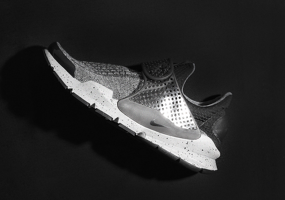 Nike Sock Dart Se Premium On Feet Preview 05