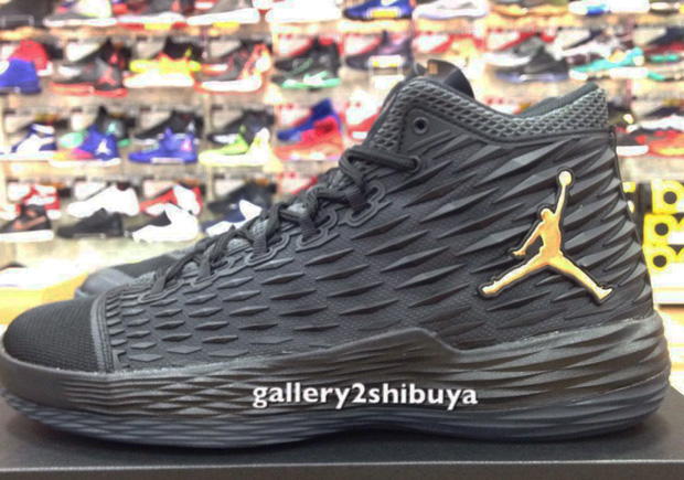 Jordan Melo M13 Preview Black Gold 02