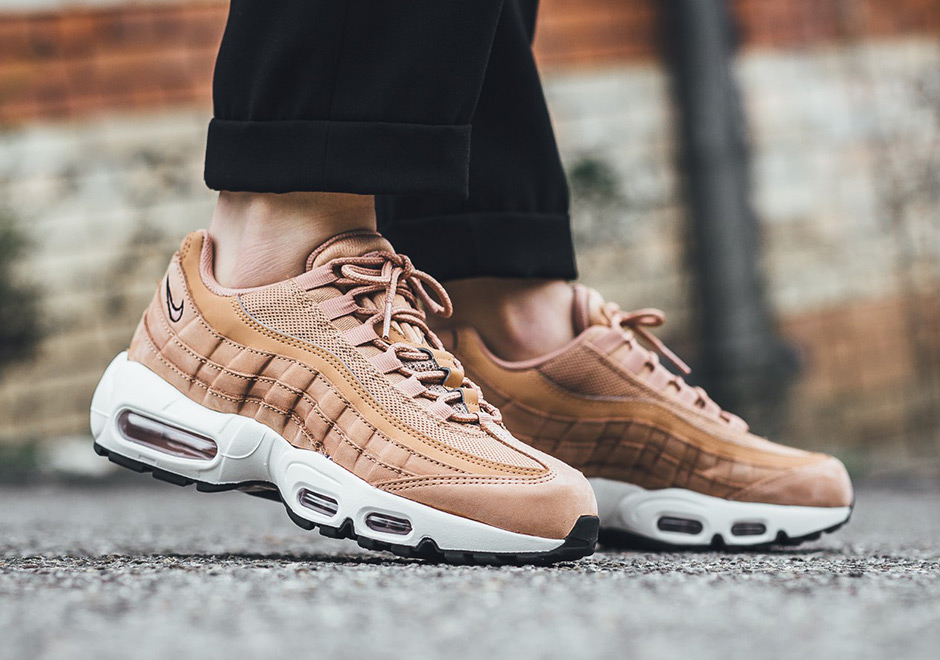 Nike Wmns Air Max 90 Dusted Clay Black Sail 1