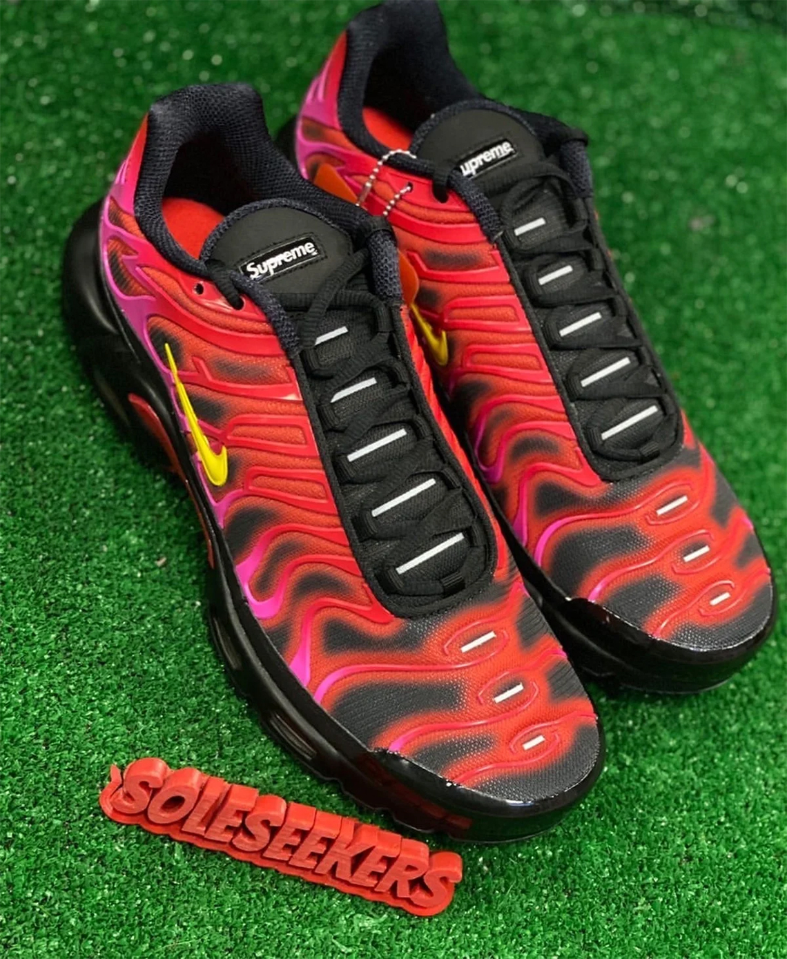 Supreme Nike Air Max Plus Da1472 600 1
