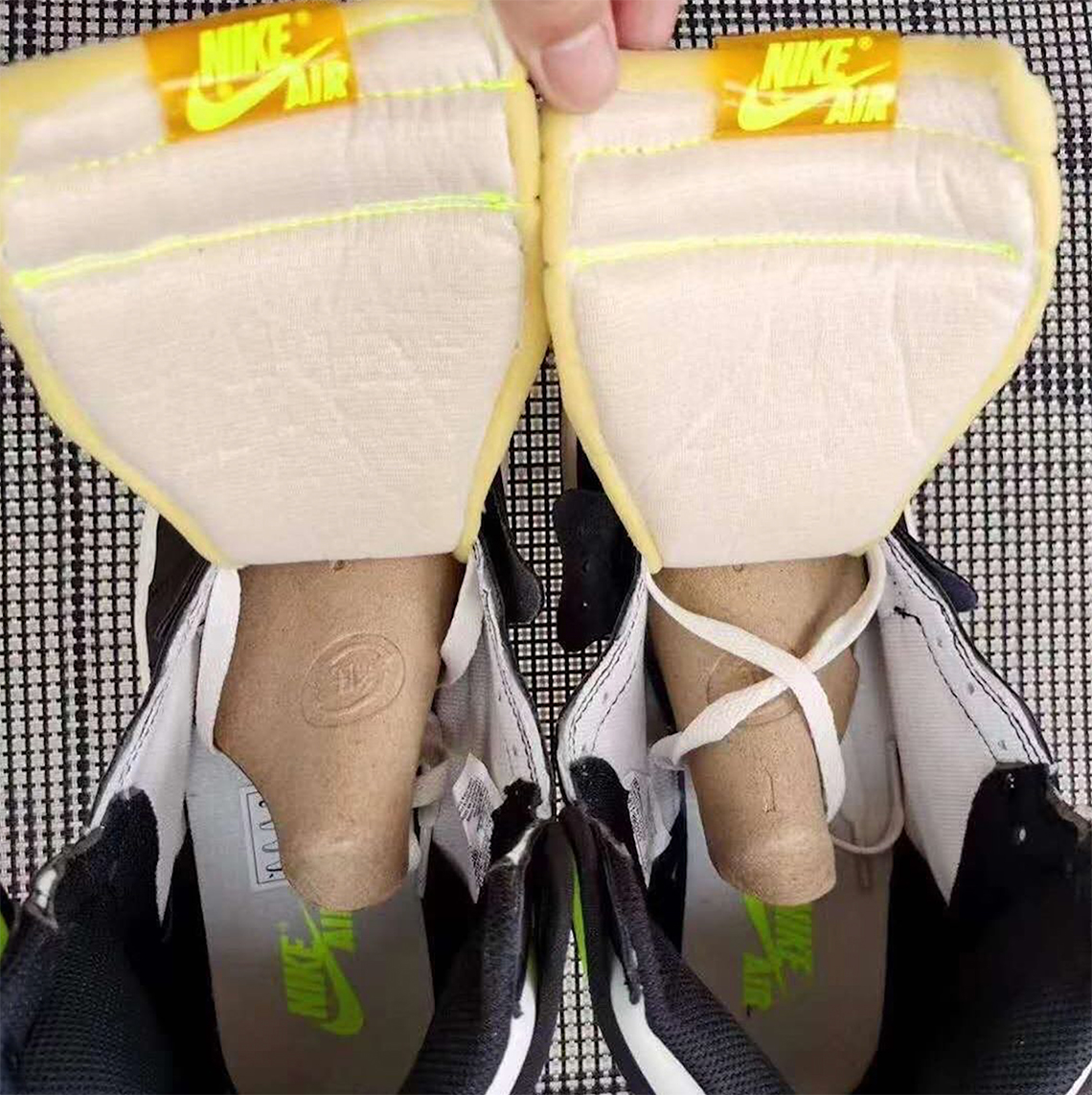 Air Jordan 1 Retro High Og White Volt University Gold Black 4