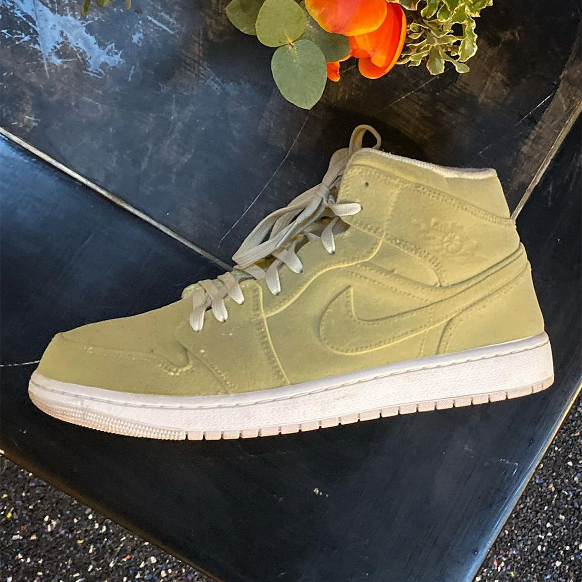 Pigalle Air Jordan 1 Mid Velvet 4