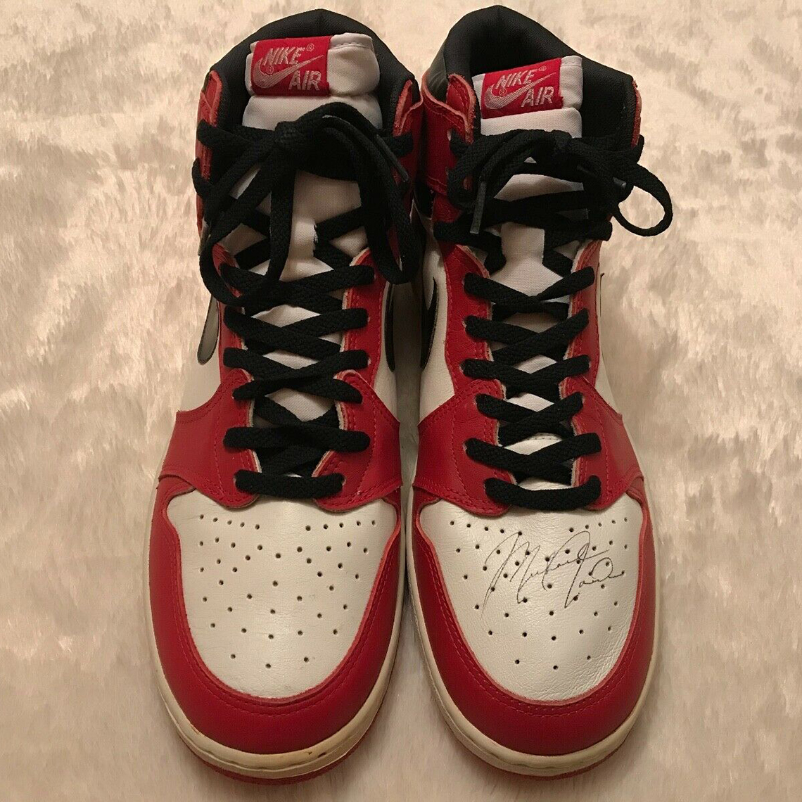 Air Jordan 1 Chicago Signed Unworn 1