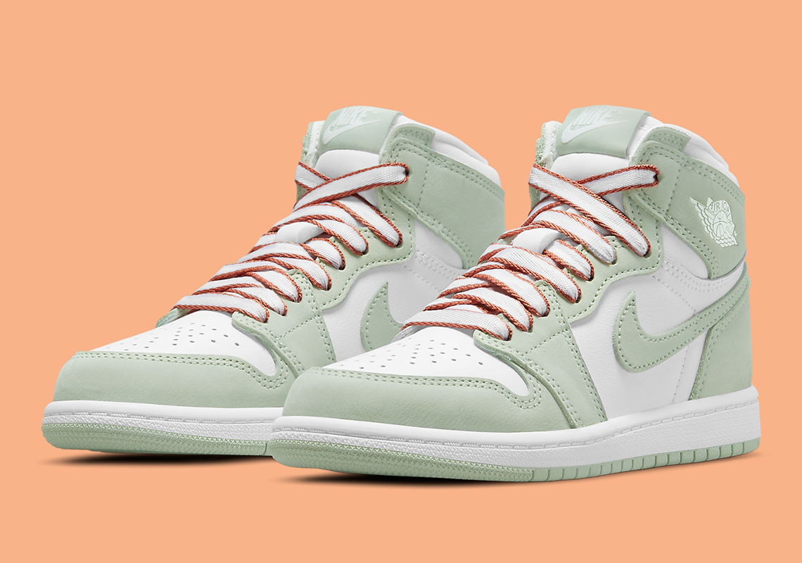 Official Images Of The Air Jordan 1 Retro High OG “Seafoam”