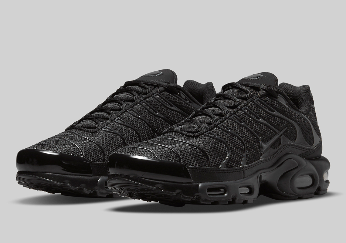 The Nike Air Max Plus Ushers In A Simple "Triple Black" Look