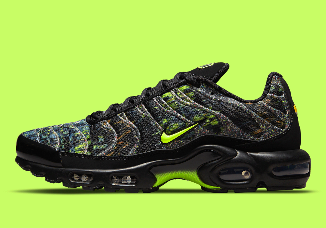 Nike Grind Takes Over The Exterior Cages On This Air Max Plus