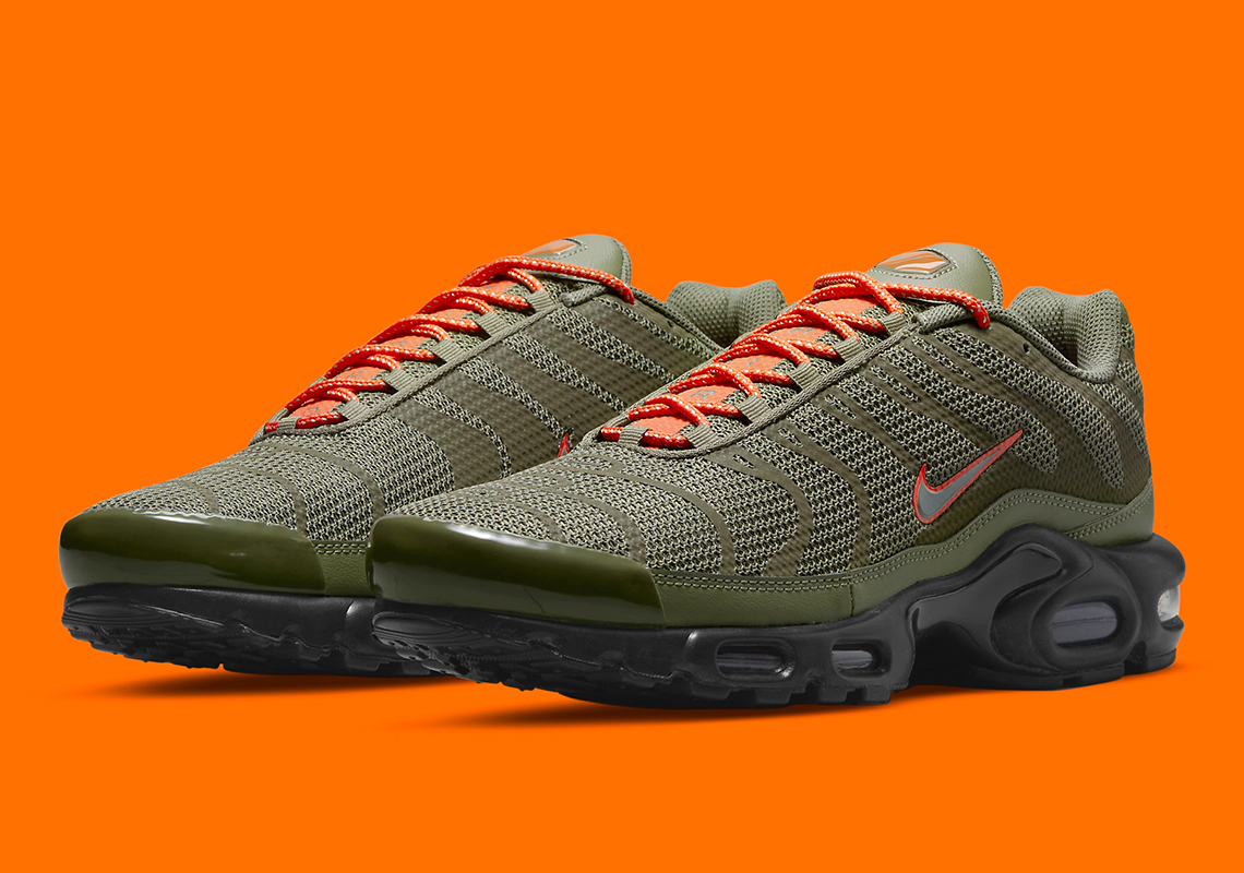 Flight Jacket Themes Appear On This Breathable Nike Air Max Plus