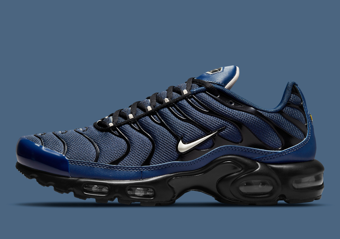Official Images Of The Nike Air Max Plus "Midnight Navy"