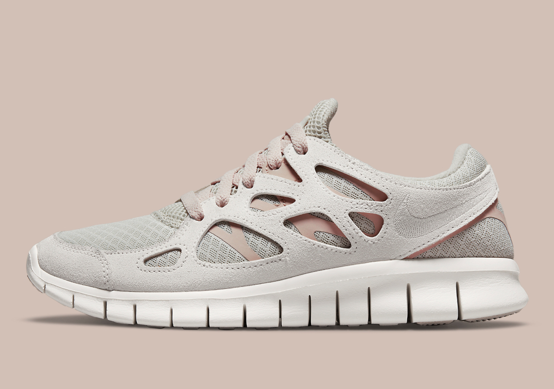 Faint “Pure Platinum” Lands On The Nike Free Run 2