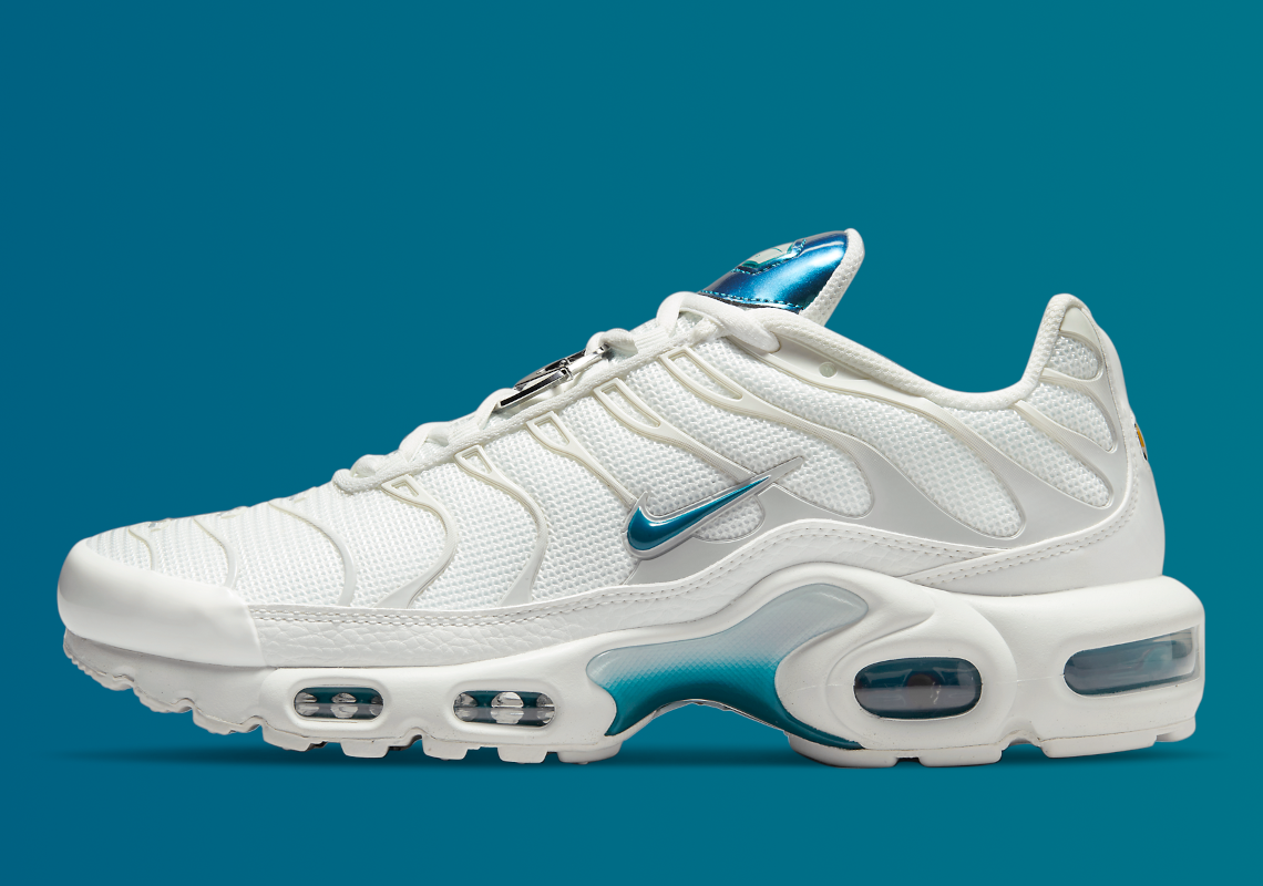 The Women's Nike Air Max Plus "Metallic Teal" Is Coming Soon
