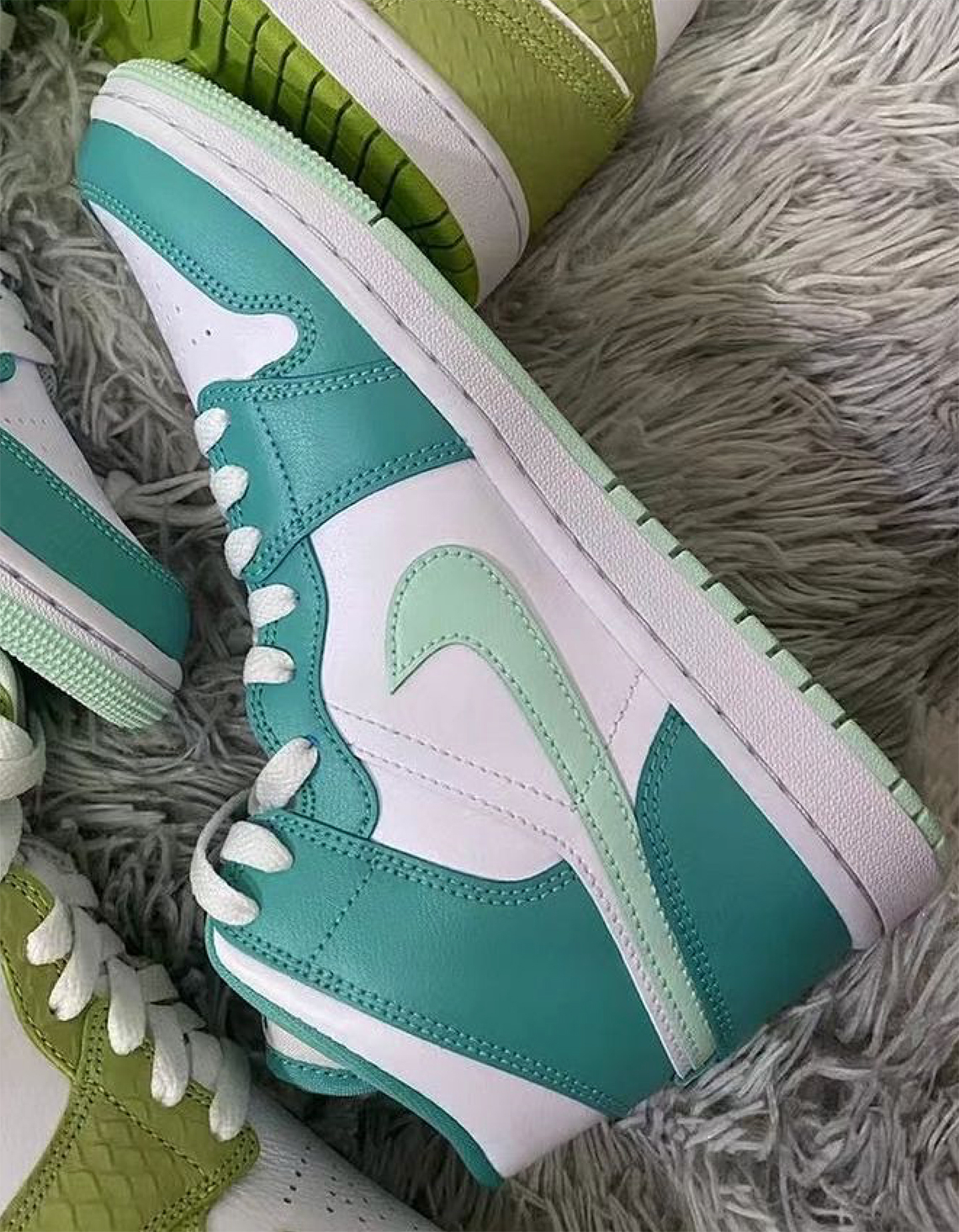 Air Jordan 1 Mid Womens Turquoise Mint 2022 1
