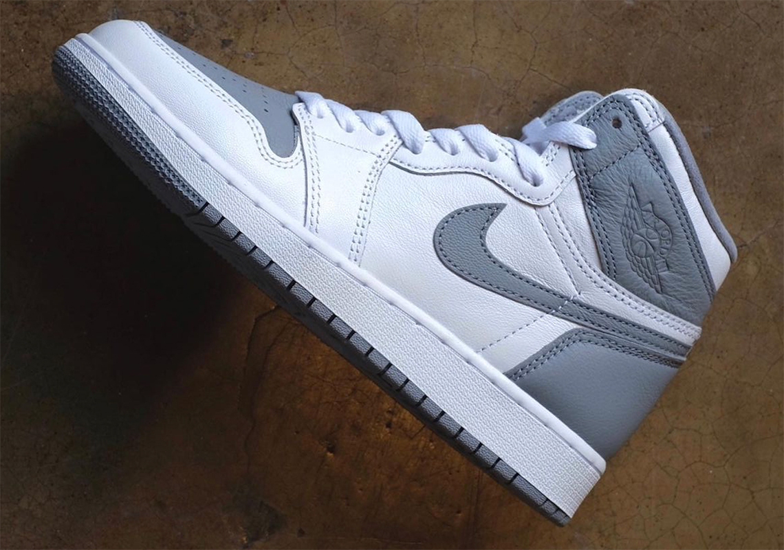 First Look At The Air Jordan 1 Retro High OG "Stealth"
