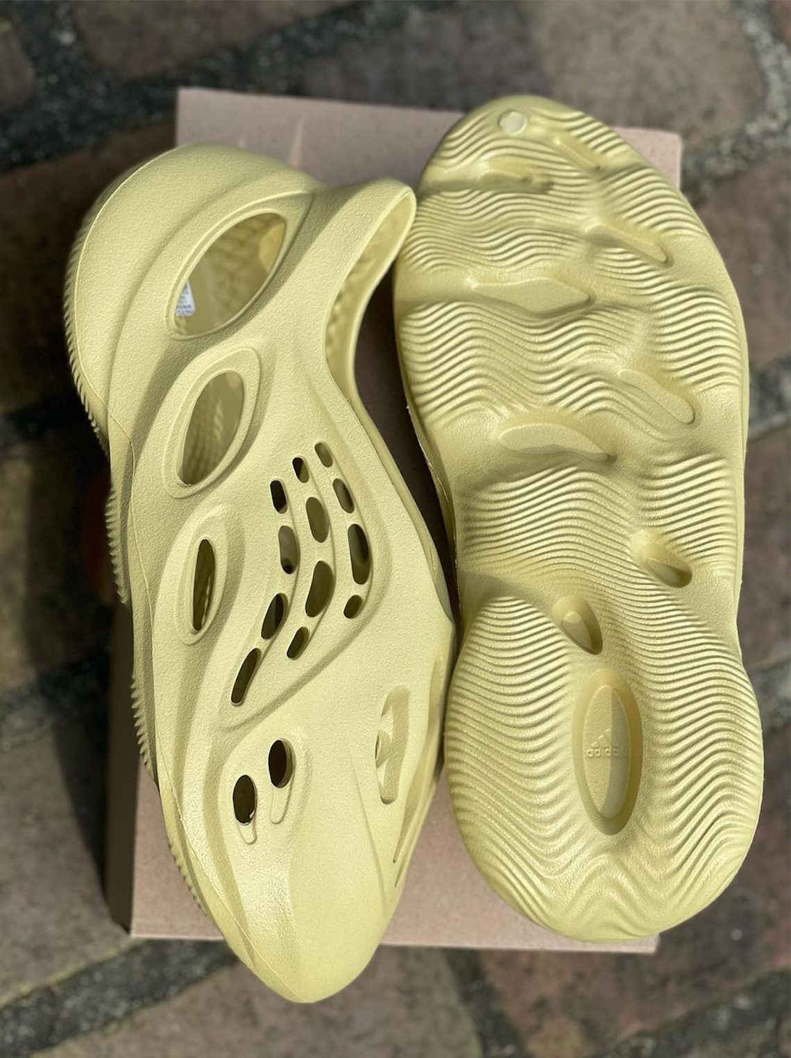 Yeezy Foam Runner Sulfur Gv6775 Release Date 3 1