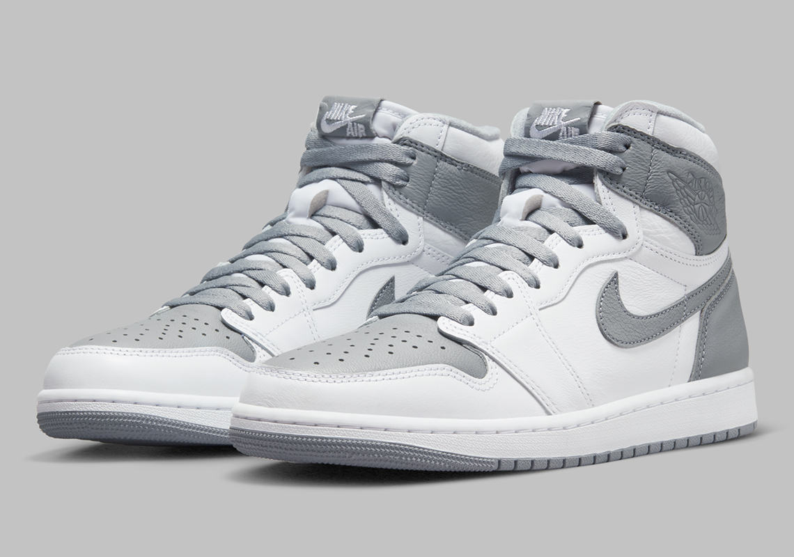 Official Images Of The Air Jordan 1 Retro High OG “Stealth”