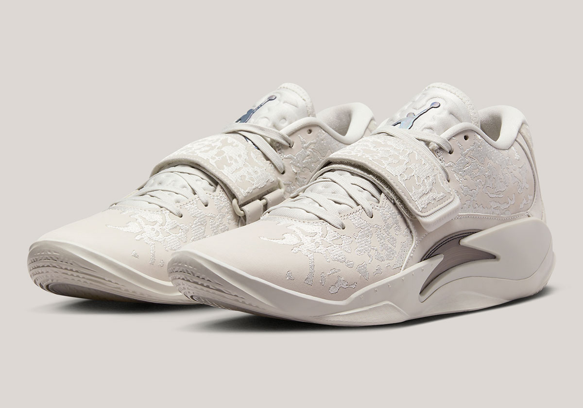 Zion Williamson's Jordan Zion 3 Straps In