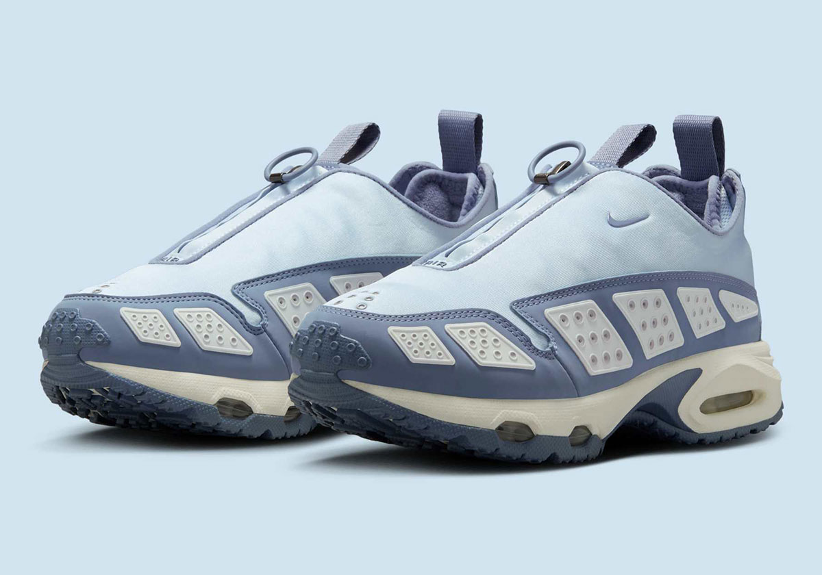 The Nike Air Max Sunder Pushes On With A Chilly "Blue Tint"