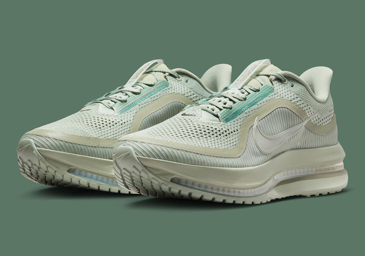 The Nike Pegasus Premium Tees Up "Jade Horizon"