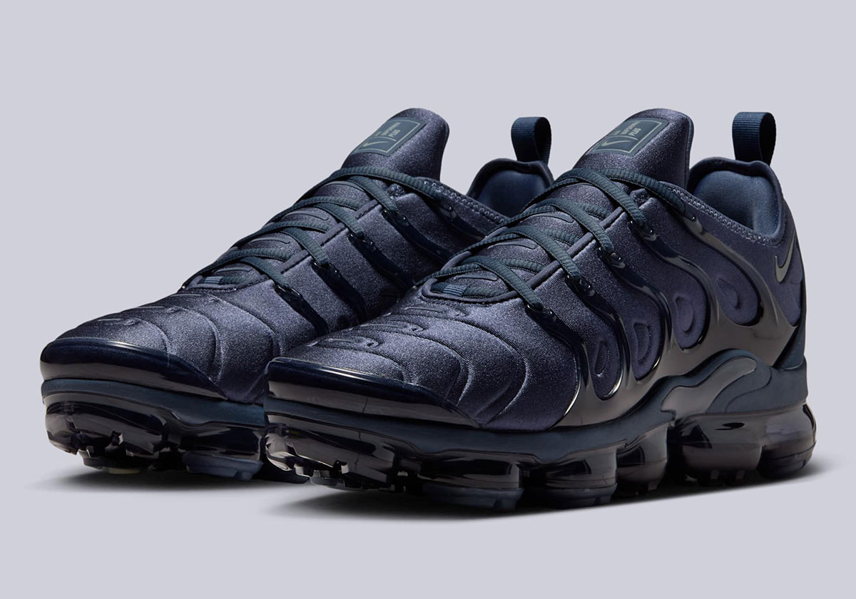“Thunder Blue” Sets On The Nike Vapormax Plus