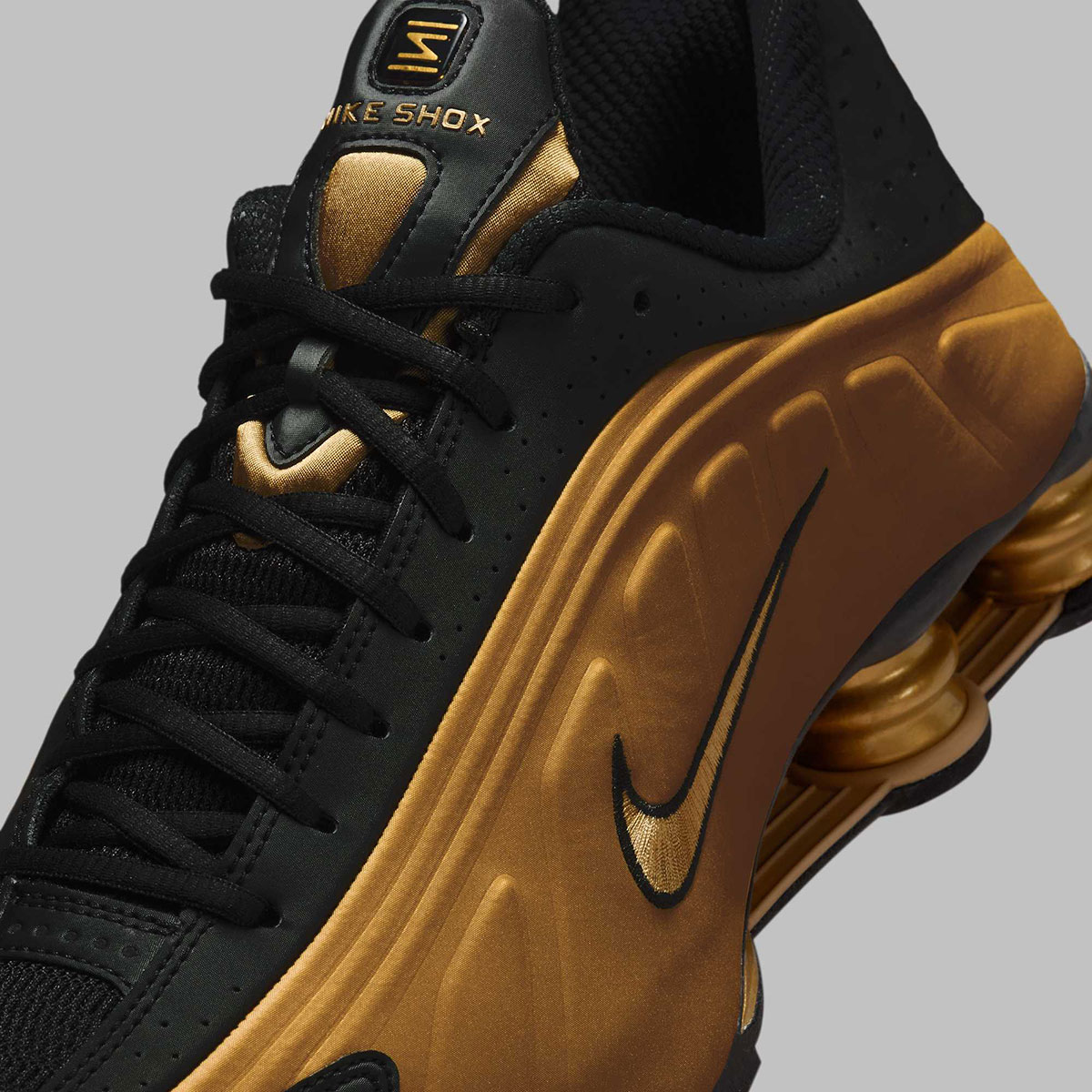Nike Shox R4 Black Gold Hq1988 700 2