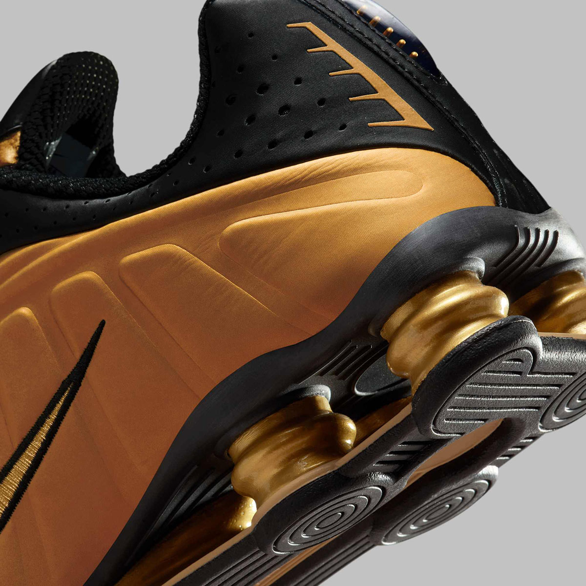 Nike Shox R4 Black Gold Hq1988 700 6