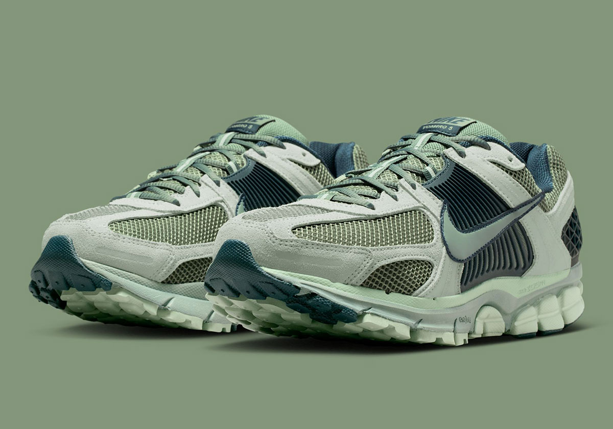 Nike Splashes “Seafoam” On The Vomero 5