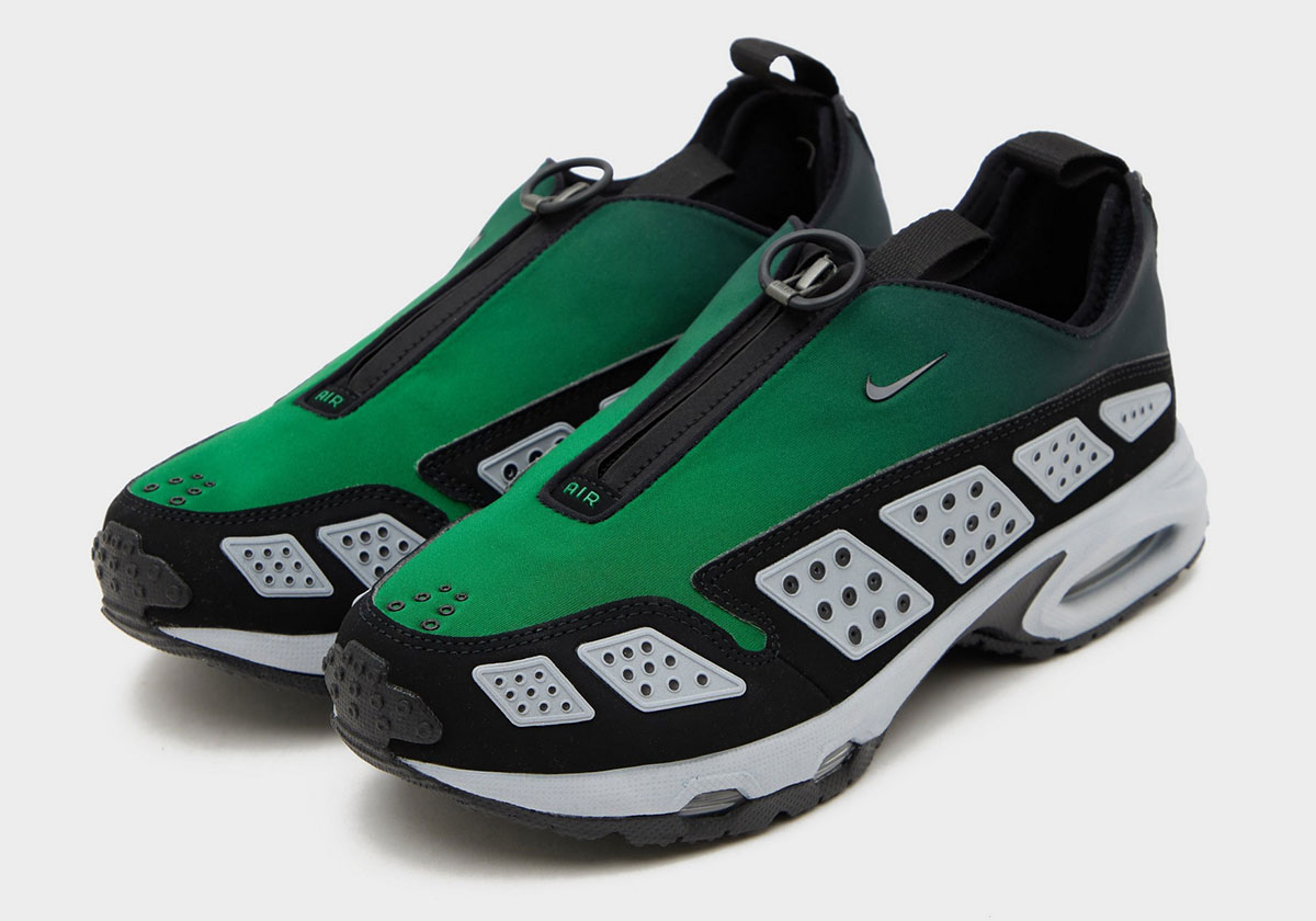 The Nike Air Max Sunder Roots Out A “Pine Green” Gradient